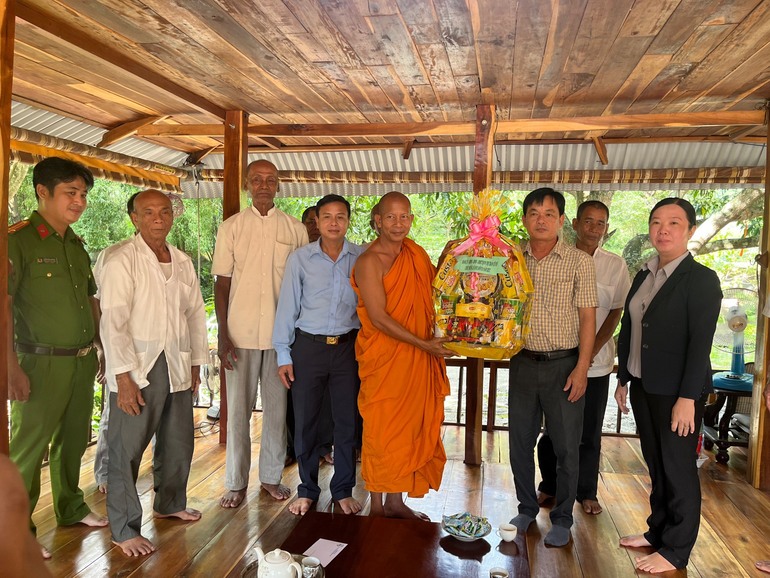 Đảng ủy, Hội đồng nhân dân, UBMTTQVN, UBND thị trấn Cô Tô thăm tặng quà nhân dịp lễ Sen Dolta