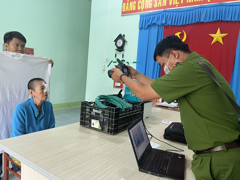 Khẩn trưởng cấp Căn cước công dân cho người dân thị trấn Cô Tô