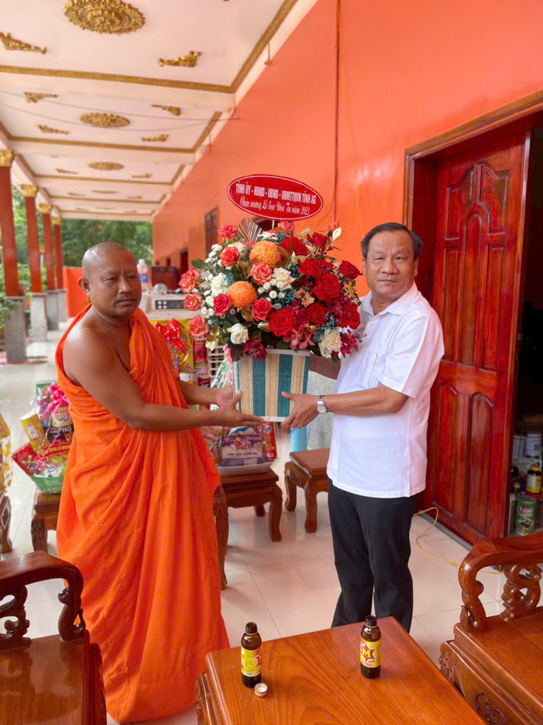 Lãnh đạo Ủy ban MTTQ Việt Nam tỉnh thăm, tặng quà đã đến viếng thăm, chúc mừng, tặng quà tại chùa Chitamung thị trấn Cô Tô, huyện Tri Tôn nhân lễ Sen Dolta