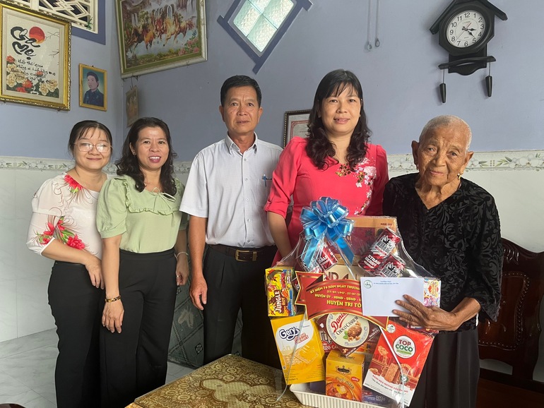 Thăm hỏi, tặng quà gia đình chính sách trên địa bàn thị trấn Cô Tô nhân ngày Thương binh - Liệt sĩ (27/7)