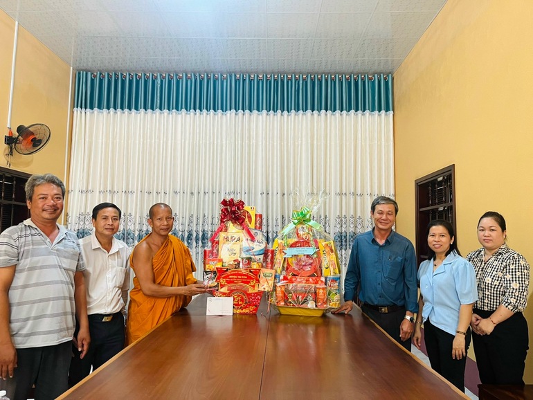 Đoàn công tác huyện Tri Tôn thăm, chúc Tết cổ truyền Chôl Chnăm Thmây tại thị trấn Cô Tô