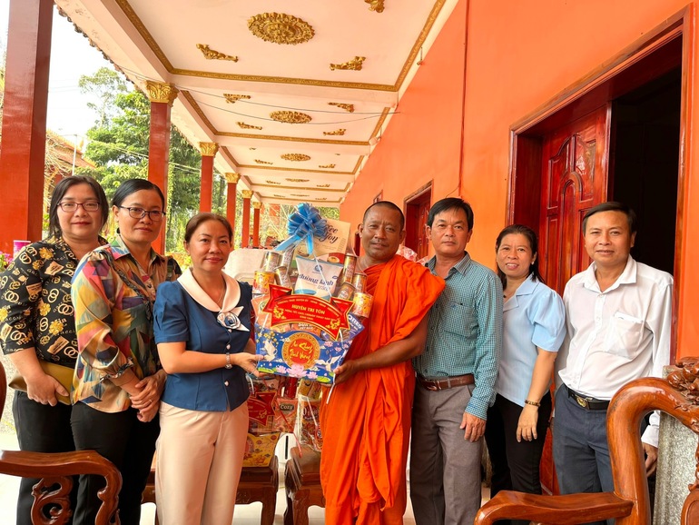Đoàn công tác huyện Tri Tôn thăm, chúc Tết cổ truyền Chôl Chnăm Thmây tại thị trấn Cô Tô