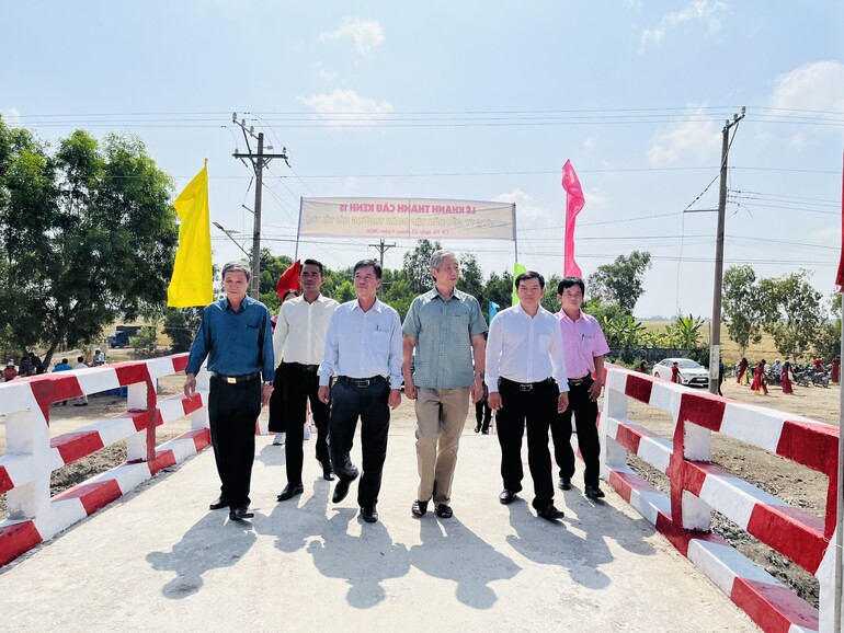 Tập đoàn Trường Hải tài trợ hơn 1 tỷ đồng xây dựng cây Cầu Kênh 15 tại thị trấn Cô Tô